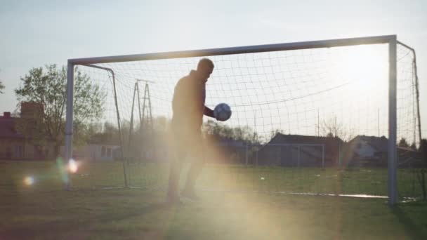 El tipo mete la pelota en el gol de fútbol. — Vídeo de stock