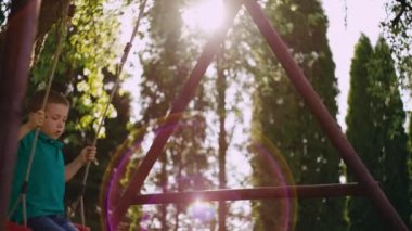 Çocuk salıncakta sallanıyor..