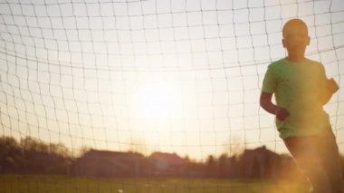 Çocuk topu futbol kalesinde yakalıyor.. 