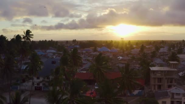 Video drona se západem slunce v africké vesnici s kovovými domy — Stock video