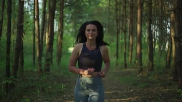 Sportowa Piękna Biała Dziewczyna Porannym Biegu Kobieta Biegnąca Przez Las — Wideo stockowe