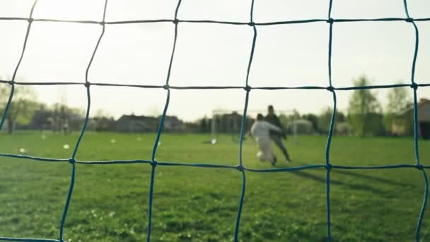 Αγόρια Παίζουν Ποδόσφαιρο Και Ένας Σκοράρει Ένα Γκολ Στο Γήπεδο — Αρχείο Βίντεο