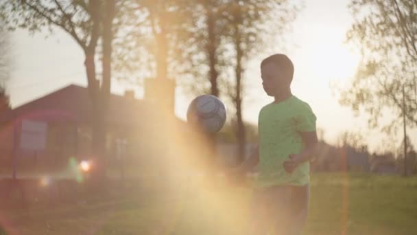 Ragazzo Allena Con Pallone Calcio Natura Bambino Riempie Palla Con — Video Stock