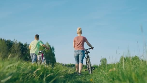 Μαμά Και Γιος Κάνουν Ποδήλατο Στο Χωράφι Οικογένεια Μετά Από — Αρχείο Βίντεο