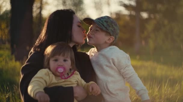 Mamãe Brinca Com Crianças Parque Grama Menino Menina Mulher Feliz — Vídeo de Stock