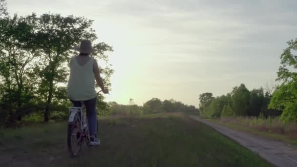 Ragazze Andare Bicicletta Nella Bella Natura Vista Aerea Passeggiata Nel — Video Stock