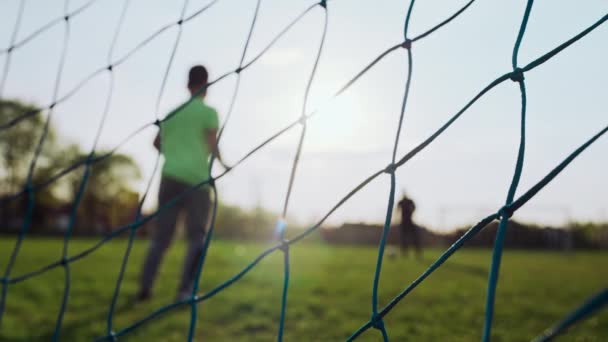 아버지와 아들은 축구를 골대에서 남자가 어린이에게 득점한다 가족은 활동적으로 시간을 — 비디오