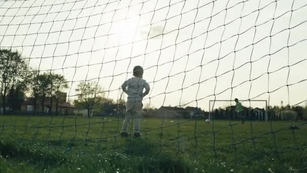 Barnet Står Vid Fotbollsmålet Och Rädd För Bollen Pojkarna Spelar — Stockvideo