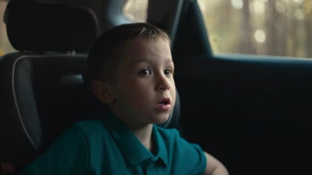 Close Van Een Jongen Die Met Auto Reist Het Kind — Stockvideo
