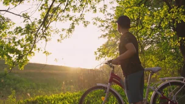 Menino Monta Uma Bicicleta Parque Perto Das Árvores Criança Ativamente — Vídeo de Stock