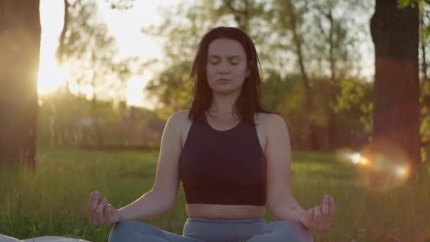 Fille Médite Dans Nature Dans Parc Femme Assise Yoga Asana — Video