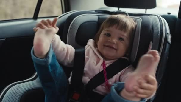 Criança Feliz Sorrindo Enquanto Viaja Carro Menina Brinca Com Pés — Vídeo de Stock