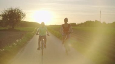 Aktif olarak ailenle birlikte bisiklete binerek vakit geçiriyorsun. Hayat tarzı yavaş çekim videosu anne ve bebeğin bisiklet yolunda seyahat edişini gösteriyor..