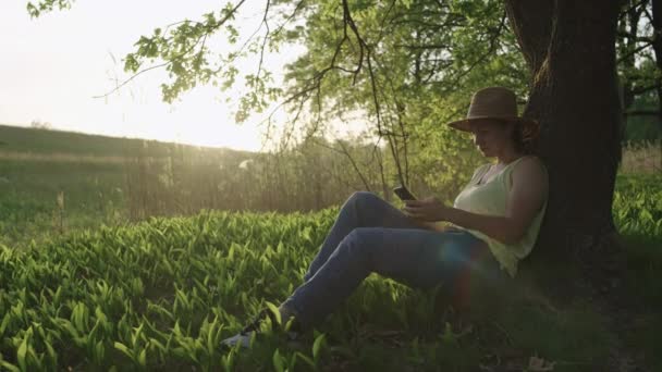Biała Kobieta Siedząca Trawie Parku Telefonem Dziewczyna Pracuje Biznesie Zamawia — Wideo stockowe