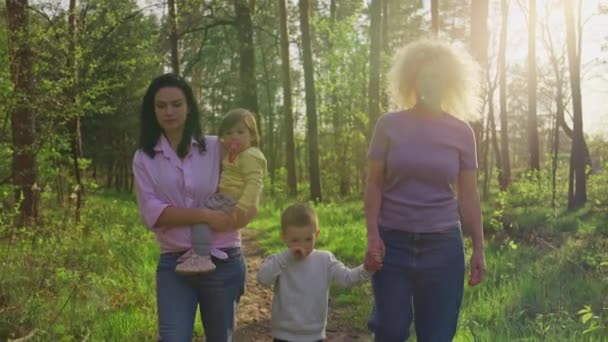 Anneanne Çocuklar Parkta Yürüyüş Yapıyorlar Birlikte Mutluyuz Çocukların Ebeveynlerine Olan — Stok video