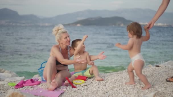 Nonna Giocare Con Bambini Sulla Spiaggia Riva Mare Vacanza Famiglia — Video Stock