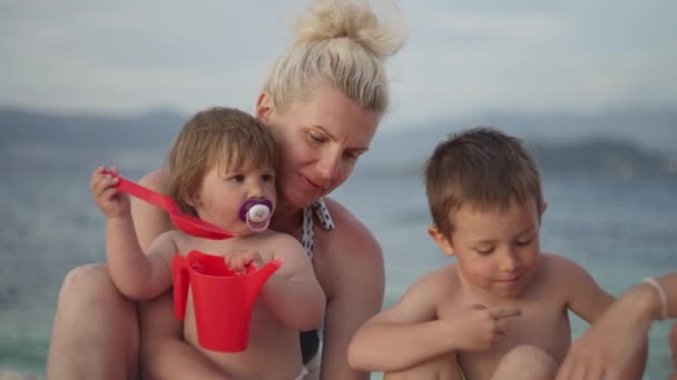 Nonna Nipoti Che Giocano Insieme Sulla Spiaggia Riva Mare Famiglia — Video Stock
