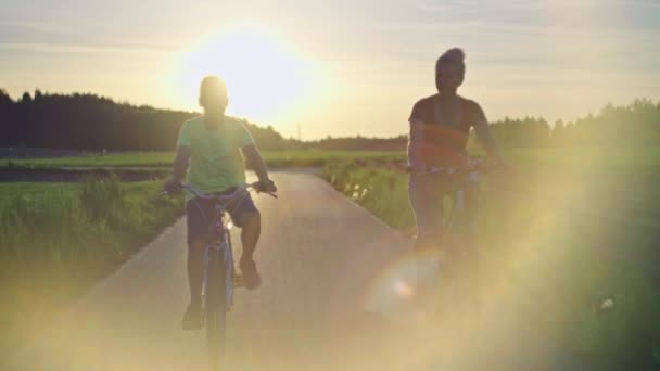 Biała Mama Syn Jadą Rowerach Zachodzie Słońca Szczęśliwa Rodzina Prowadzi — Wideo stockowe