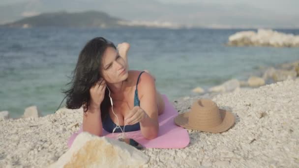 Kumsalda Güneşlenen Müzik Dinleyen Bir Kızın Yavaş Çekim Videosu Tatilde — Stok video