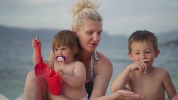 Abuela Juega Con Los Niños Durante Las Vacaciones Verano Mar — Vídeos de Stock