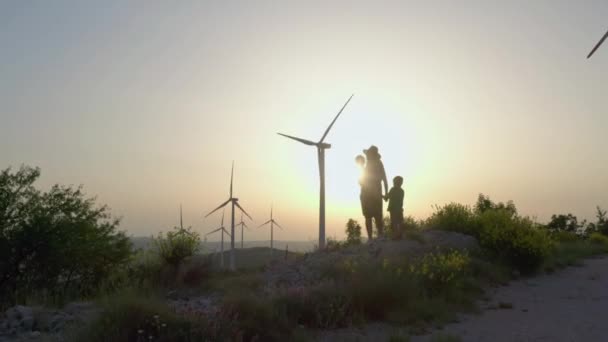 Alternative Energiequellen Windmühlen Und Familie Bei Sonnenuntergang Aus Der Luft — Stockvideo