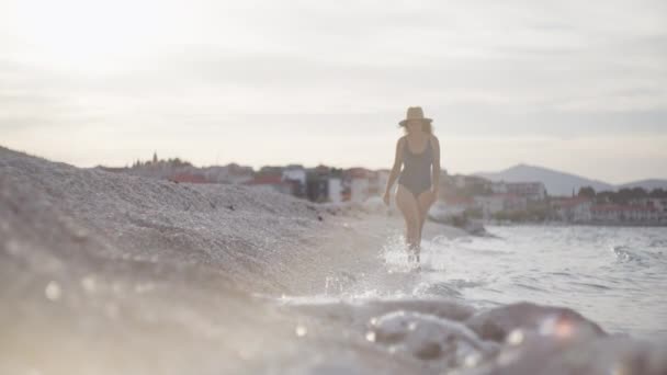 Ragazza Bikini Cammina Sulla Spiaggia Riva Mare Tramonto Bella Donna — Video Stock