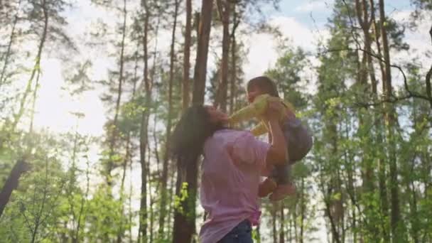 快乐的母亲把女儿抛在大自然中 一个女人和一个女孩在大自然中的轮廓 一家人在一起笑着和快乐着 — 图库视频影像