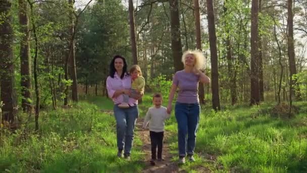 Parkta Yürüyüş Yapan Bir Aile Büyükanne Anne Çocuklar Erkek Kız — Stok video