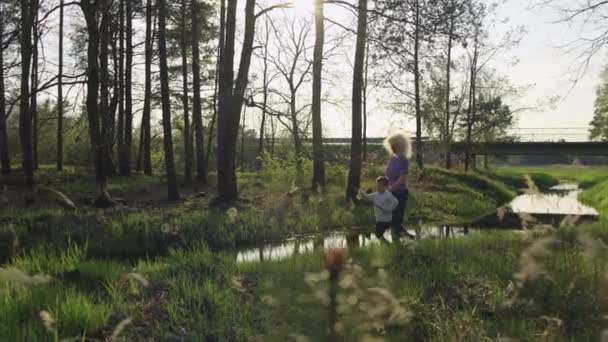 Nagymama Unokája Együtt Sétálnak Parkban Szerelem Gyermek Akik Sétálnak Erdőben — Stock videók