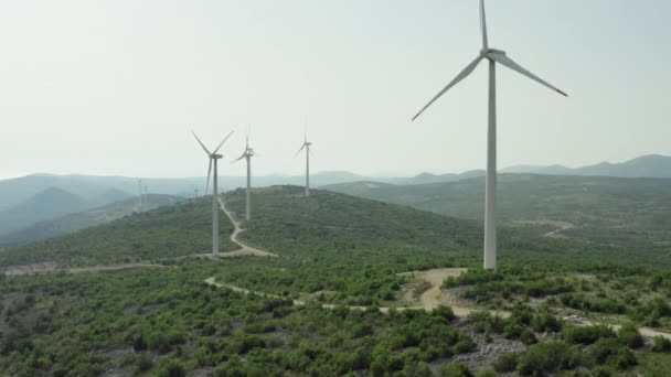 クリーンエネルギー風車の空中ビュー 山の風景の中の風からの電力の抽出 自然の中できれいな風力エネルギーと産業 — ストック動画