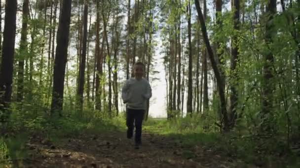 Kinderträume Von Einem Jungen Der Durch Den Wald Läuft Zeitlupenvideo — Stockvideo