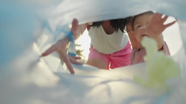 Крупним Планом Мама Дитиною Кидає Сміття Мішок Сміття Захищаючи Навколишнє — стокове відео