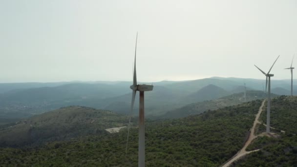 Hava Görüntüsü Endüstriyel Manzara Elektrik Üretimi Yel Değirmenleri Tarafından Dağlardaki — Stok video