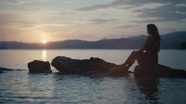 Meisje Bij Oceaan Zittend Rotsen Bij Zonsondergang Mooie Dromerige Vrouw — Stockvideo