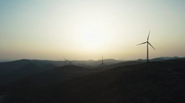 Hırvatistan 'da elektrik üreten yel değirmenleri. Dağların güzel manzarası ve ekolojik elektrik üretimi.