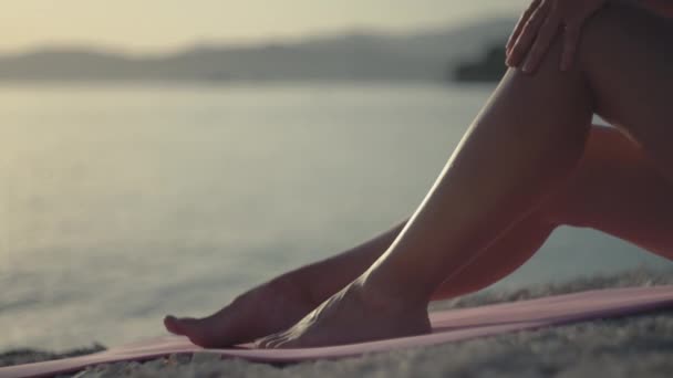 Γυναικεία Πόδια Δίπλα Στη Θάλασσα Και Γυναικεία Χέρια Μουτζουρώνουν Αντηλιακό — Αρχείο Βίντεο