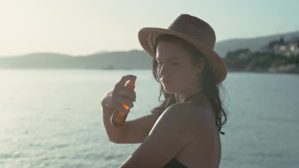 Mulher Esfrega Creme Protetor Solar Corpo Vídeo Câmera Lenta Protetor — Vídeo de Stock