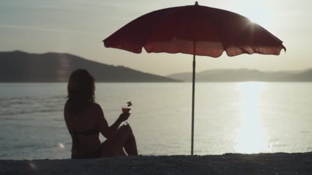Tjej Som Dricker Cocktail Exotisk Semesterort Kvinna Med Ett Glas — Stockvideo