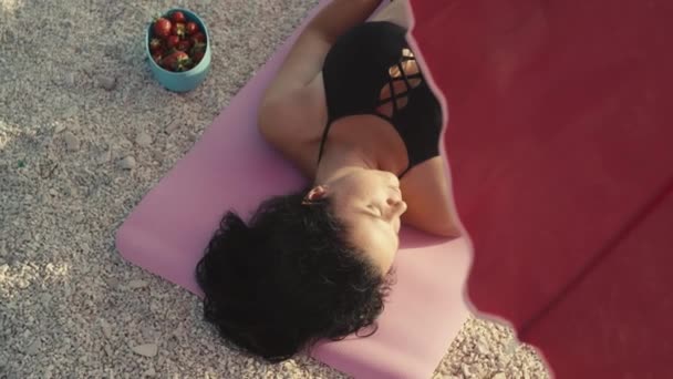 아름다운 코카서스 소녀는 해변에서 일광욕을 바다에서 휴식을 취한다 — 비디오