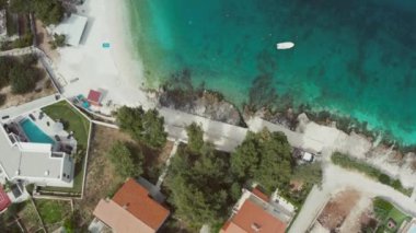 Hırvatistan 'ın turistik adalarının havadan görünüşü. Evleri olan şehir manzarası ve botları ve yolu olan Adriyatik kıyıları.