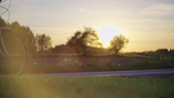 Kobieta Dzieckiem Jeżdżąca Rowerach Zachodzie Słońca Szczęśliwa Rodzina Spędza Razem — Wideo stockowe