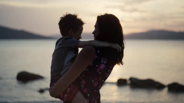 Maman Avec Son Fils Près Mer Coucher Soleil Joyeux Famille — Video