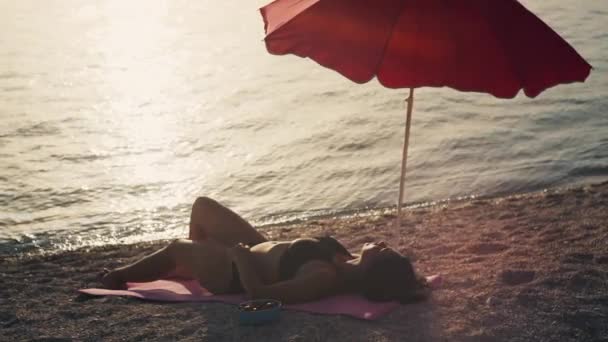 Mujer Relajándose Playa Bajo Paraguas Hermosas Olas Paisaje Marino Chica — Vídeos de Stock