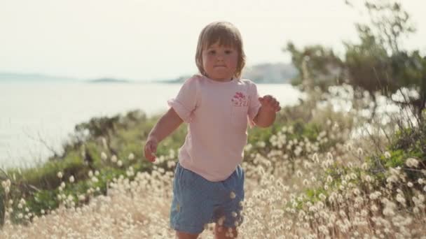 Красивая Маленькая Девочка Делает Свои Первые Шаги Ногами Ребенок Родителями — стоковое видео