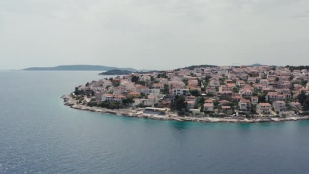 Вид Воздуха Город Острове Хорватии Береговая Линия Пляжами Городе Видом — стоковое видео