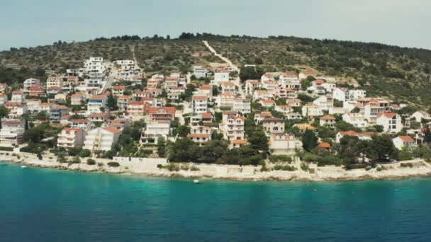 크로아티아의 아름다운 도시를 공중에서 것입니다 오락을 아름다운 거리가 해안선 바다에 — 비디오