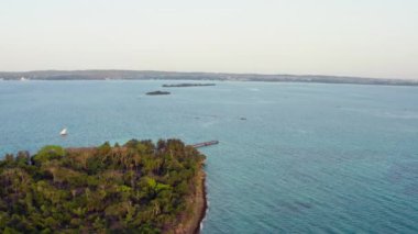 Hint Okyanusu 'ndaki bir adanın üzerinde insansız hava aracı. İskeleyi, ağacın kıyılarını ve manzarayı görebilirsiniz. Hava görüntüsü Zanzibar Tanzanya.