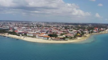 Hava manzaralı Zanzibar Tanzanya. Hindistan Okyanusu 'ndaki Stone Town kasabasındaki sahil şeridinin güzel peyzaj robotu videosu..