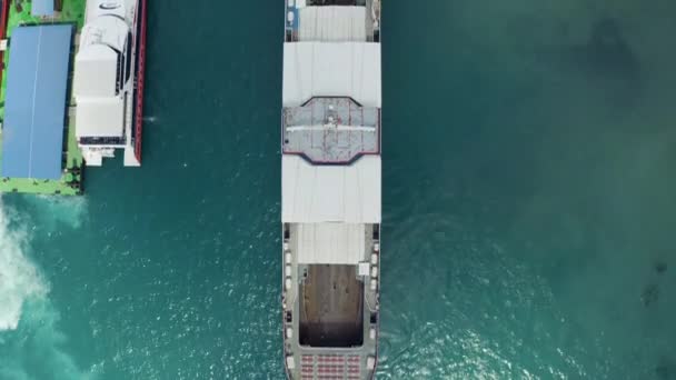 空中射撃ザンジバル タンザニア インド洋の青い海の港に立っている船のドローンビデオ — ストック動画