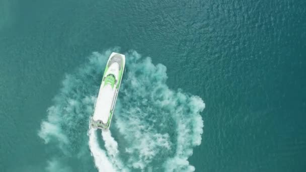 空中观光船 船一种装有两个马达的船 波浪在蓝色的海水中旋转 然后随波逐流美丽的无人机视频 — 图库视频影像